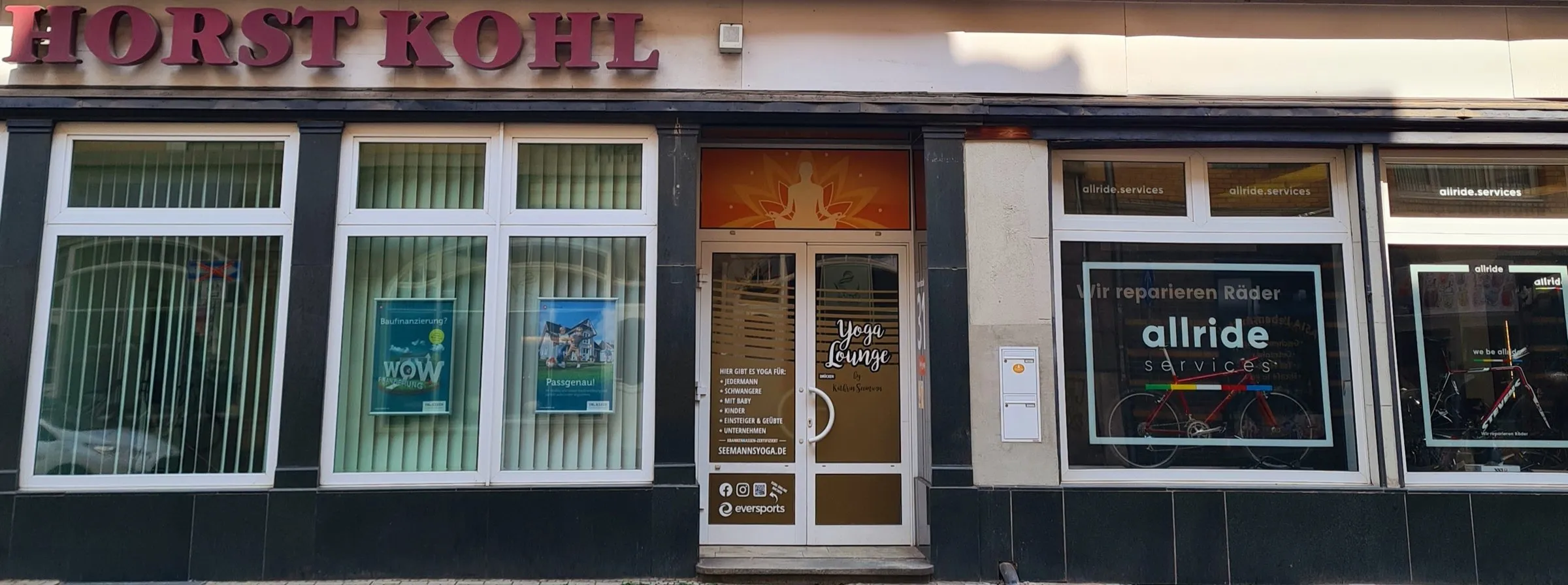 Schaufenster und Eingang der YogaLounge
