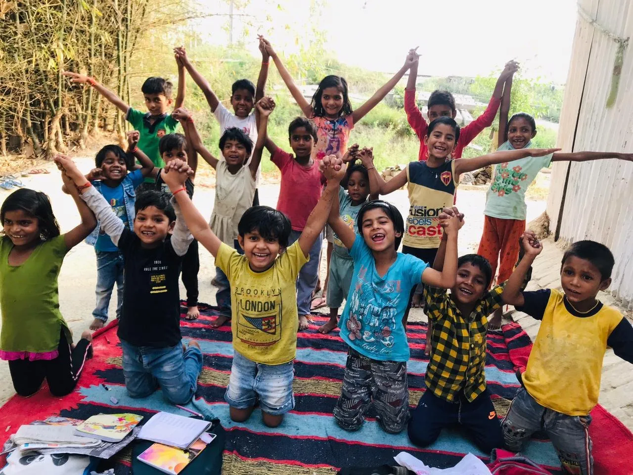 Eine Gruppe lachender Kinder in Indien