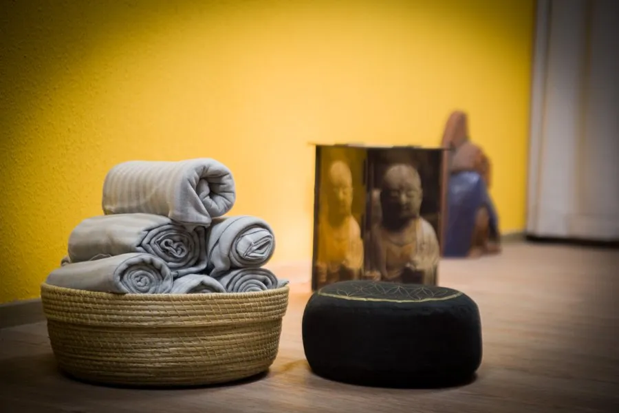Decken, Sitzkissen und Buddhafigur im Studio
